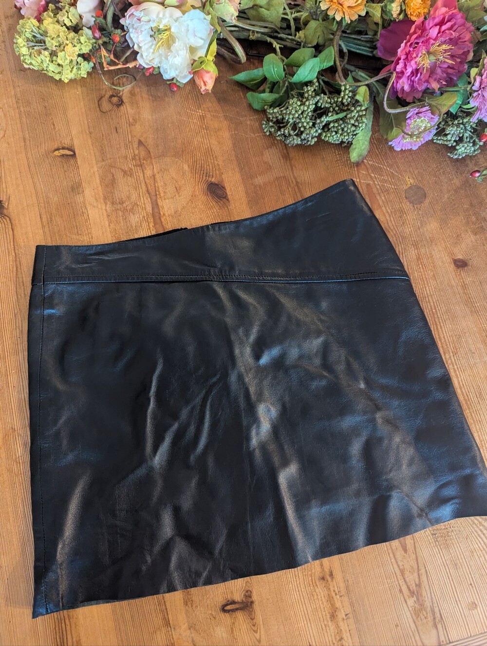 BCBGMAXAZRIA Black 100% Genuine Leather Mini Skirt Size 4 RARE